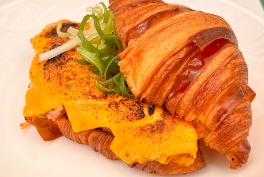 Onde comer sanduíches de croissant em São Paulo? Confira dicas imperdíveis